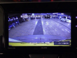 【バックカメラ】運転が苦手な方も車庫入れラクラクです!ギアをリバースに入れれば自動的に切り換わりますので、面倒な操作は不要です♪狭い駐車場もお車を傷つけず安心ですね!