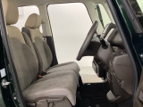 女性でも運転がしやすいように、シートの高さ調整機能(シートリフター)がついています。運転席と助手席の間が空いている為、助手席側への移動がスムーズです。交通量の多い道でも助手席側から乗り降りができます。