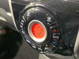 【オートエアコン】一度お好みの温度に設定すれば、車内の温度を検知し風量や温度を自動で調整。暑い&hellip;寒い&hellip;と何度もスイッチ操作をする必要はありません。快適な車内空間には必須の機能ですね♪