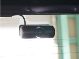 ◆車内カメラ◆前方・後方はもちろん、車内向きのカメラでも記録。左右をワイドに撮ることができ、幅寄せや側面衝突、威圧的なドライバーの危険行為など、クルマ周囲のトラブルもしっかり記録できます。