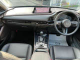 運転に集中できるドライビングのしやすさを追求したコックピットは質感も高いです♪