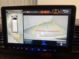 車庫入れなど後進運転時に死角をモニターで確認ができて安全です♪ ステアリング操作の参考になるガイド線も表示しますので車庫入れがニガテな方も安心ですネ!
