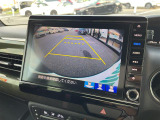 【バックモニター】後ろのカメラの映像をモニターに映し出すことができます。後方の見えない死角や、障害物との距離感をしっかり確認することができます。駐車が苦手な方におすすめです。