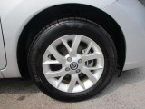 日産純正のアルミホイールが装着されてます。ボディデザインとマッチしておりカッコイイですね。
