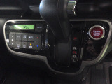 インパネシフトだから視線の移動も少なく足元もスッキリ。運転席もゆったりしているのでゆとりを持ってドライブできますね。