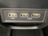 セレクトレバーの下に、スマートフォンなどの充電可能なUSB端子が2個、音源などの外部入力の可能なUSB端子が1個ついています。移動中に充電もできるので便利です。