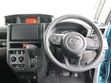 ☆シンプルながら機能性あふれる運転席周りです。 使いやすいスイッチ類の配置によりとても運転しやすいですよ。
