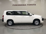 【まるごとクリーニング】シートを取り外し、車内を徹底洗浄。隅々まで丁寧に仕上げています。