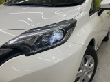 【LEDヘッドライト】悪天候や夜間走行時も良好な視界を確保し安心して運転できる高輝度LEDヘッドライトを装備!点灯速度が早く、消費電力も抑えられています。