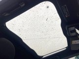 【ガラスルーフ】ガラスルーフ搭載で車内の解放感が一気にアップ!開放的なドライブをお楽しみいただけます。