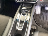 シンプルでとても使いやすいフロアシフトに、パーキングブレーキは電子制御パーキングブレーキです。
