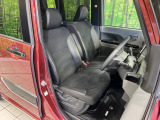 運転席まわりには十分なスペースがあり、大柄な方でもゆったり運転していただける環境です。