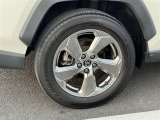 タイヤサイズは225/60R18!純正アルミホイール!残り溝は5ミリ程度です!