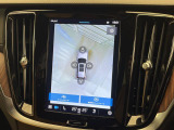 【360&deg;ビューカメラ】4台の高解像度カメラで360度の鳥瞰図を表示。隣の車や壁、死角にある障害物などを画面で確認できるため、狭いスペースでの駐車・出入りも安心です。