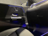 【メモリー付きパワーシート】3名までのシートポジションを記憶できるパワーシート!運転席のみ、ドアミラー・ステアリング位置も記憶可能です。高速道路などでの、運転交代時などに便利な機能です☆