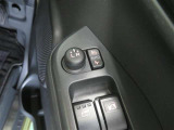 電動格納ミラー! スイッチひとつでミラーを畳めます。