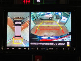 【パノラマモニター】 上から見下ろしたような映像が、運転の不安を軽くします。