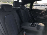 後席も使用感はさほど感じず、運転席・助手席同様に清潔感があります。後席シートもしっかりと作り込まれていますので、座り心地も悪くありません。是非、実車にてご確認下さい。
