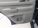 ドアのポケットにも小物やペットボトルが入ります!!