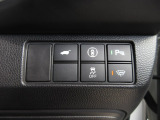 パーキングセンサーや横滑りを防ぐVSA等のスイッチ類は運転席の右側、手の届きやすい位置にあります。