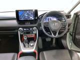運転席周りのレイアウトをご覧ください。ナビゲーションが綺麗に装着されすっきり収まってますね!