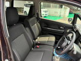 【フロントシート】インパネにシフトが付いているので足元広々!運転席から助手席の移動も楽々♪どちらからでも乗り降り出来るので、狭い場所の乗り降りも楽ちんですよ♪