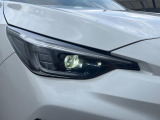【LEDヘッドライト】悪天候や夜間走行時も良好な視界を確保し安心して運転できる高輝度LEDヘッドライトを装備!点灯速度が早く、消費電力も抑えられています。