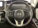 ハンドルにHondaセンシング系のクルーズコントロールやレーンキープアシストなどのスイッチと、オーディオの操作スイッチが装備されています。ハンドルから手を離さず安全に操作できます。