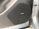 【BOSEサウンドシステム】メーカーオプションの高品位サウンドシステムを搭載。専用のチューニングが施された大小様々なスピーカーから良質なサウンドが奏でられ、臨場感あふれる音響空間を演出します。