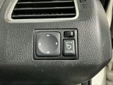 狭い駐車場で便利な電動格納ドアミラーが付いています。