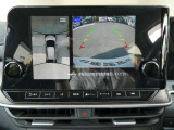 ギアを『R』に入れるとナビ画面に、まるで雲の上から覗いているような映像が映り、駐車をサポートしてくれます。