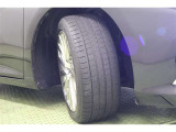 タイヤサイズ 235/45R18。 京都トヨタにてこの車をご成約のお客様に限り、タイヤ4本を当社指定【新品】タイヤに交換します。
