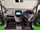 フロントウィンドゥにはUVカット機能。見易い計器類と運転し易いドライビングポジションは、視角も少なく前方&左右の見切りが良く運転し易いクルマです