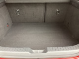 ラゲッジルーム内の凹凸をなくす事でスッキリした広がりを造りだし、荷物がスムーズに出し入れできる気持ちよさ、使い易さを実現!