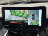 【パノラミックビューモニター】専用のカメラにより、上から見下ろしたような視点で360度クルマの周囲を確認することができます☆死角部分も確認しやすく、狭い場所での切り返しや駐車もスムーズに行えます。