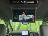 【14型有機ELフリップダウン】三列目からでも迫力のエンタメが観れる大画面フリップダウン。有機ELのモニターでは、一般的なフリップダウンよりも高コントラストでキレイな映像を楽しめます。