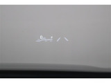 ヘッドアップディスプレイ(HUD)です。運転に必要な情報をフロントガラスの視野内に投影することで視線を外さず確認できます。視線移動や焦点調節が少なくて済むので安全性の向上に貢献します。