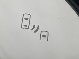 【ブラインドスポットモニター】走行中、ドアミラーの死角になりやすい箇所に後続車が接近するとサイドミラーのレンズに警告を表示!ドライバーに注意喚起をしてくれます。