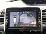車を空から見たような映像が映る、アラウンドビューモニターで車両周辺の安全確認も一目でできます!小さなお子様や障害物も確認できるので、運転のし易さだけではなく事故防止にも役立ちます♪