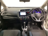 車内は光触媒抗菌消臭施工済です。インパネ周りはスタイリッシュなデザインで機能や装備も充実しています。グローブボックスやカップホルダーのほかにトレーなどたくさんの収納スペースが付いています。