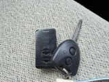 【キーレス】少し離れた場所からでもボタン一つでドアの開錠・施錠ができるのでとっても便利!ドアの鍵穴周りに傷をつけることもありません