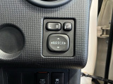 狭い駐車場で便利な電動格納ドアミラーが付いています。