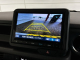 リバースギアに入れるだけで後方の表示へ切り替わります。夜間や雨の日の駐車も楽になりますよ。