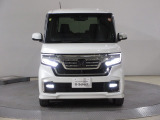ハロゲンより明るく、より遠くまでさらなる安心感のあるLEDヘッドライトを採用。点灯忘れも防止できるオートライトコントロール機構付きです。