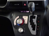 車内を快適に、オートエアコンを装備しています。