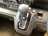 シフトはインパネシフト、パーキングブレーキは電子制御なので運転席と助手席の間はすっきりしています。