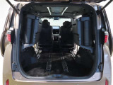 3列目シートは跳ね上げ式で折りたたみ可能です。キャンプ用品など大きな荷物もばっちり収納可能です!