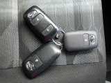 ガラスルーフです。開閉はしませんがオープンカーのような開放感のあるドライブを楽しめます。日差しをさえぎるシェードつきです。