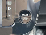 インテリジェントキーのプッシュスタートスイッチです。エンジンの始動はブレーキペダルを踏みながらこのスイッチを押すだけで始動できます
