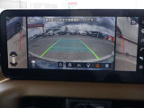 人やクルマがどこから現れるか不安!そんな混雑する駐車場などで、周辺の状況が直感的にわかる立体的映像を表示。クルマの周囲がぐるっと見えるので、安心して発進できます。